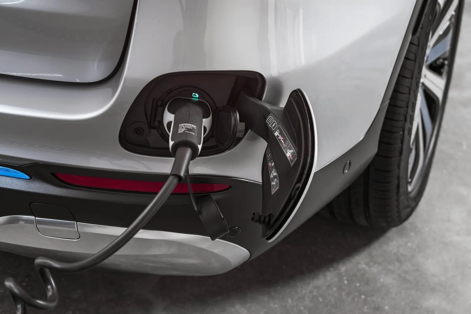 Mercedes-Benz präsentiert auf der IAA 2017 in Frankfurt mit dem Vorserienmodell des neuen Mercedes-Benz GLC F-CELL den nächsten Meilenstein auf dem Weg zum emissionsfreien Fahren.Neben Wasserstoff wird die rein elektrische Variante des SUV auch Strom „tanken“. 

At the IAA International Motor Show 2017 in Frankfurt, Mercedes-Benz is presenting a preproduction model of the new Mercedes-Benz GLC F-CELL as the next milestone on the road to emission-free driving.In addition to hydrogen, the all-electric variant of the popular SUV will also run on electricity.